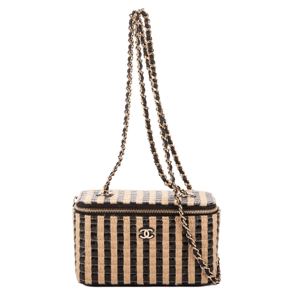 Chanel, circa 2020. Sac vanity case en raphia beige et noir. Chanel, circa 2020. Beige and black...: Chanel, circa 2020. Sac vanity case en raphia beige et noir. Chanel, circa 2020. Beige and black raffia vanity case. Fermeture zippée, logo, anse chaîne. Hologramme, carte