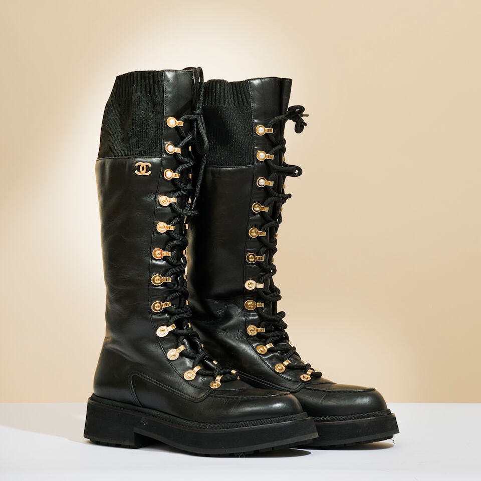 Chanel. Bottes à lacets en cuir agneau noir et métal doré partiellement perlé...: Chanel. Bottes à lacets en cuir agneau noir et métal doré partiellement perlé. Chanel. Lace-up boots in black lambskin and gold-tone metal with partial pearl detailing. Pointure in