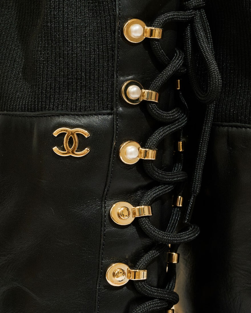 Chanel. Bottes à lacets en cuir agneau noir et métal doré partiellement perlé... - 2