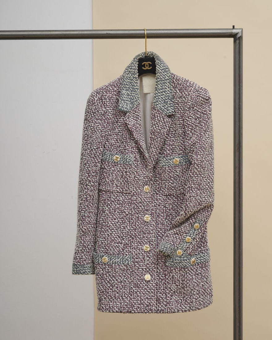 Chanel, années 1995. Veste en tweed zigzag rose, vert, noir et blanc. Chanel, circa 1995. P...: Chanel, années 1995. Veste en tweed zigzag rose, vert, noir et blanc. Chanel, circa 1995. Pink, green, black, and white zigzag tweed jacket. Directeur artistique: Karl Lagerfeld. Taille
