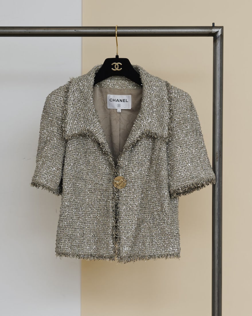 Chanel, collection Croisière 'Grace Antique' 2018. Veste courte en tweed et lurex argent &#...: Chanel, collection Croisière 'Grace Antique' 2018. Veste courte en tweed et lurex argent à manches 3/4. Chanel, 'Grace Antique' Cruise 2018 collection. Short jacket in tweed and silver