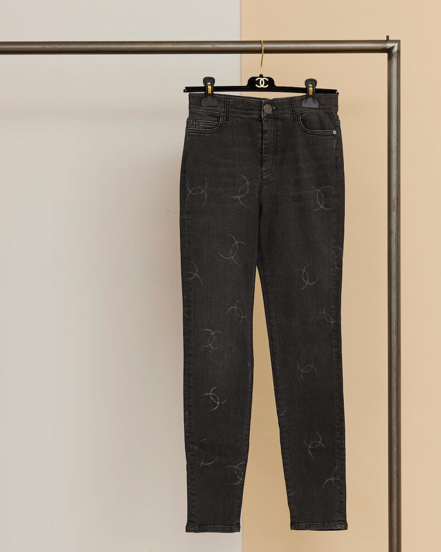 Chanel, collection Prêt à Porter, Automne/Hiver 2020. Jean en denim gris délav...: Chanel, collection Prêt à Porter, Automne/Hiver 2020. Jean en denim gris délavé des sigles de la Maison. Chanel, Fall/Winter 2020 Ready-to-Wear collection. Grey denim jeans featuri