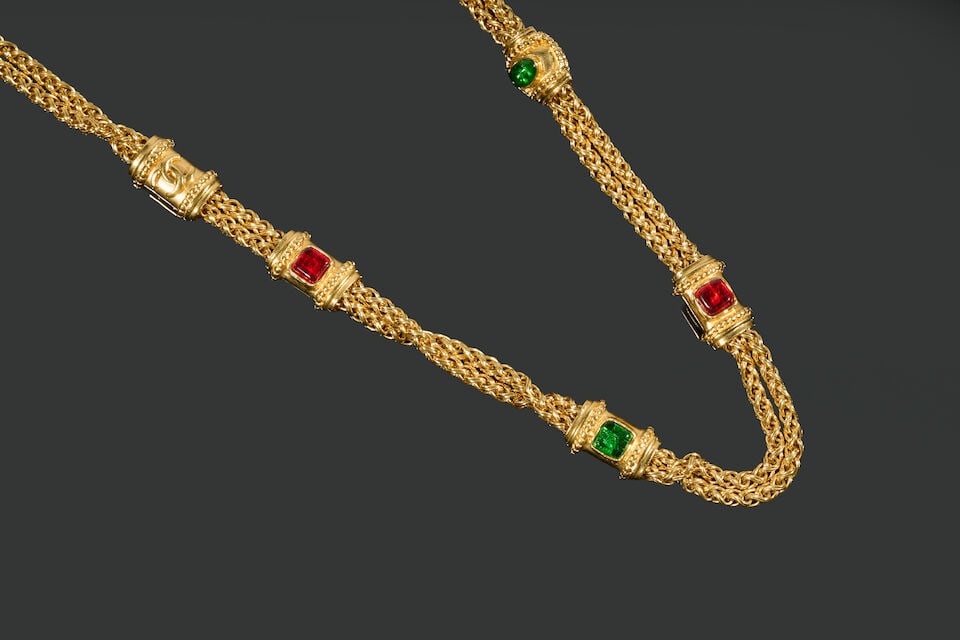 Chanel, collection Automne/Hiver 1996. Sautoir en métal doré entrecoupé de motifs...: Chanel, collection Automne/Hiver 1996. Sautoir en métal doré entrecoupé de motifs perlés à cabochons de pâte de verre. Chanel, Autumn/Winter 1996 collection. Necklace in