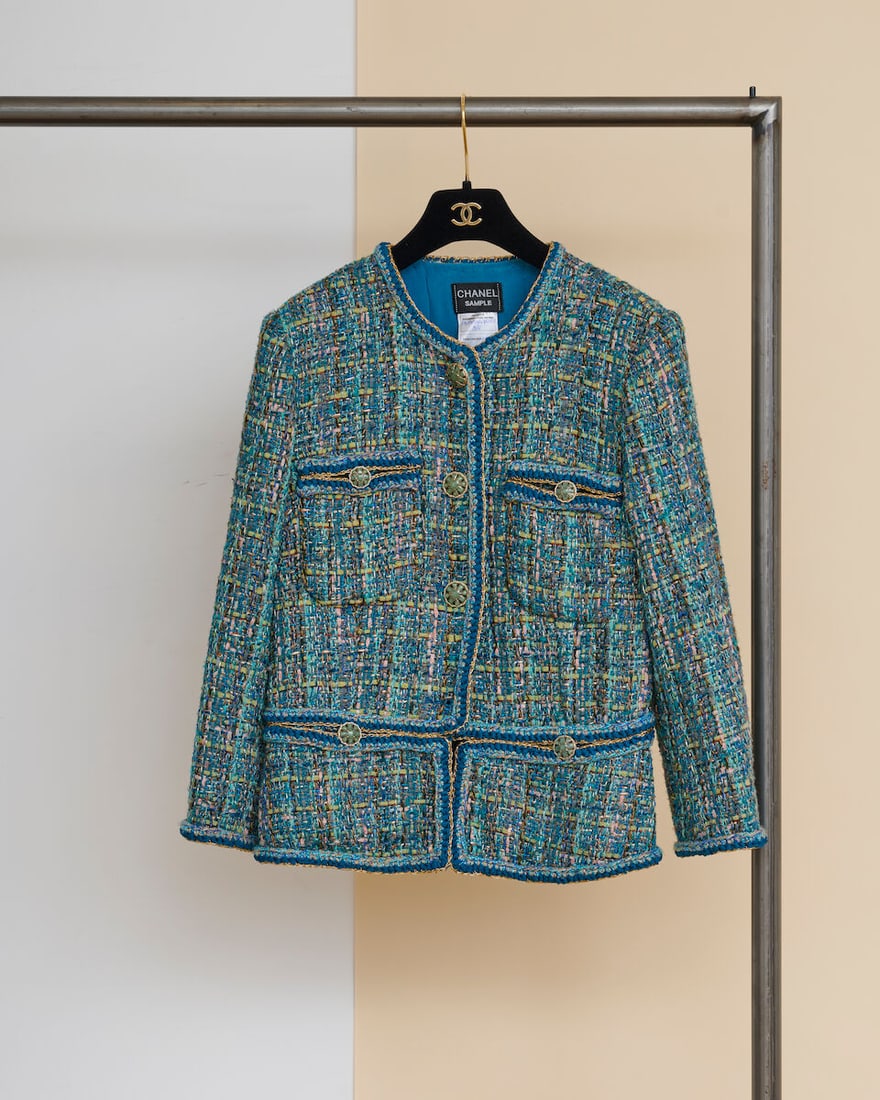 Chanel Sample, collection Métiers d'Art ' Ancient Egypt' 2019. Veste en tweed turquoise chi...: Chanel Sample, collection Métiers d'Art ' Ancient Egypt' 2019. Veste en tweed turquoise chiné bleu, rose. Chanel sample, 2019 Métiers d'Art 'Ancient Egypt' collection. Tweed jacket in