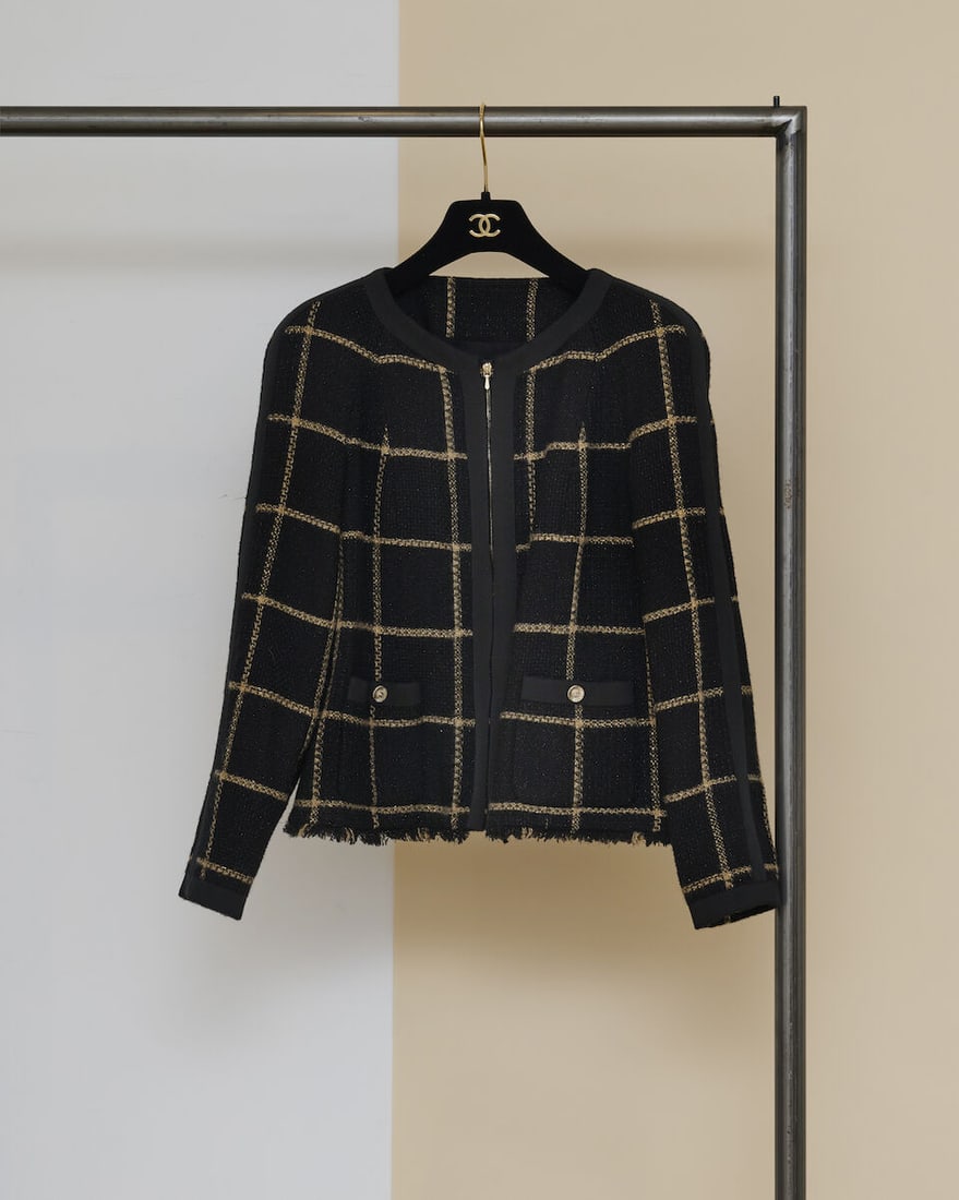 Chanel, collection Prêt-à-Porter, Automne-Hiver 2009. Veste zippée en tweed noir ...: Chanel, collection Prêt-à-Porter, Automne-Hiver 2009. Veste zippée en tweed noir chiné de lurex or à motif de carreaux. Chanel, Ready-to-Wear collection, Autumn-Winter 2009.