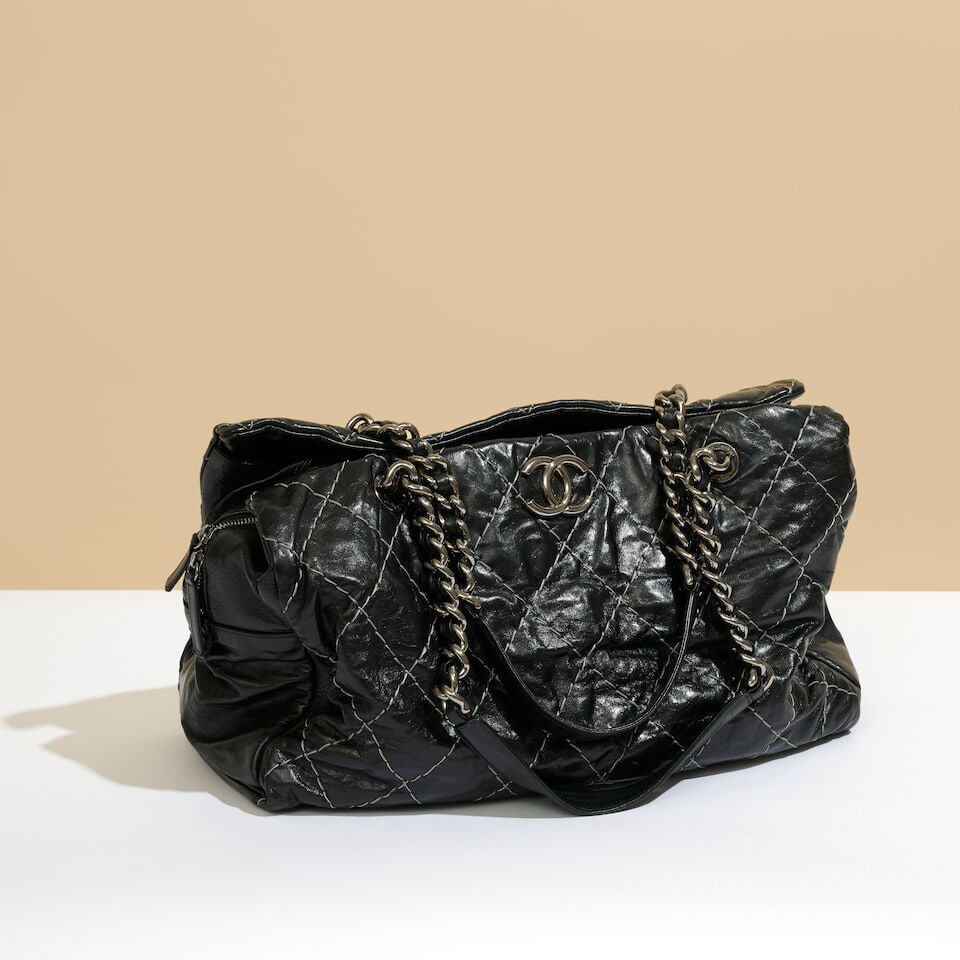 Chanel, année 2009. Sac cabas en cuir vieilli irisé noir à surpiqure blanche mate...: Chanel, année 2009. Sac cabas en cuir vieilli irisé noir à surpiqure blanche matelassage. Chanel, 2009. Black iridescent distressed leather tote bag with white quilted stitching. Direct