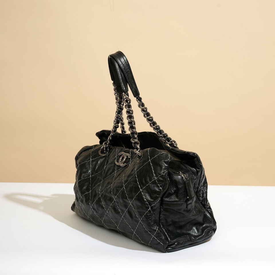 Chanel, année 2009. Sac cabas en cuir vieilli irisé noir à surpiqure blanche mate... - 2