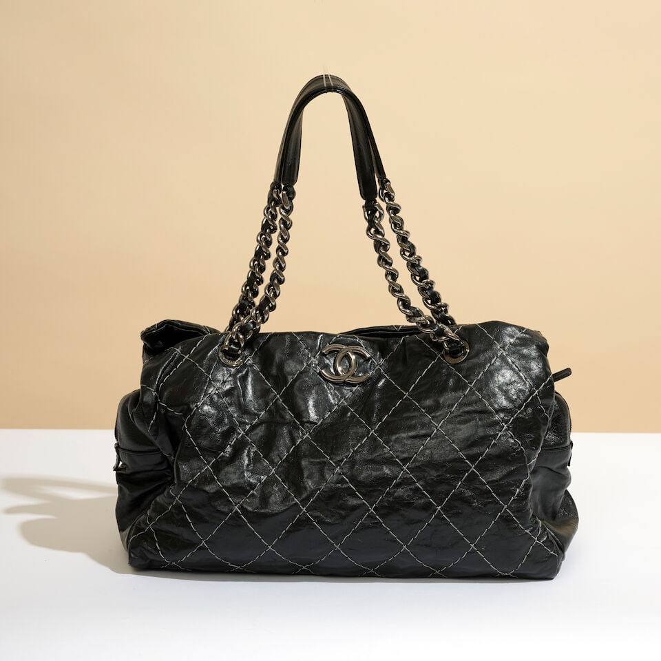 Chanel, année 2009. Sac cabas en cuir vieilli irisé noir à surpiqure blanche mate... - 3