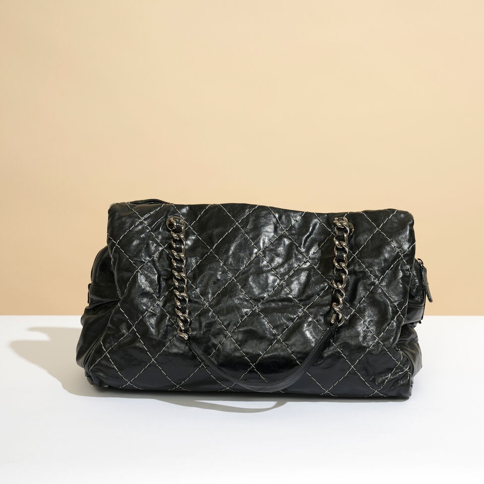 Chanel, année 2009. Sac cabas en cuir vieilli irisé noir à surpiqure blanche mate... - 4