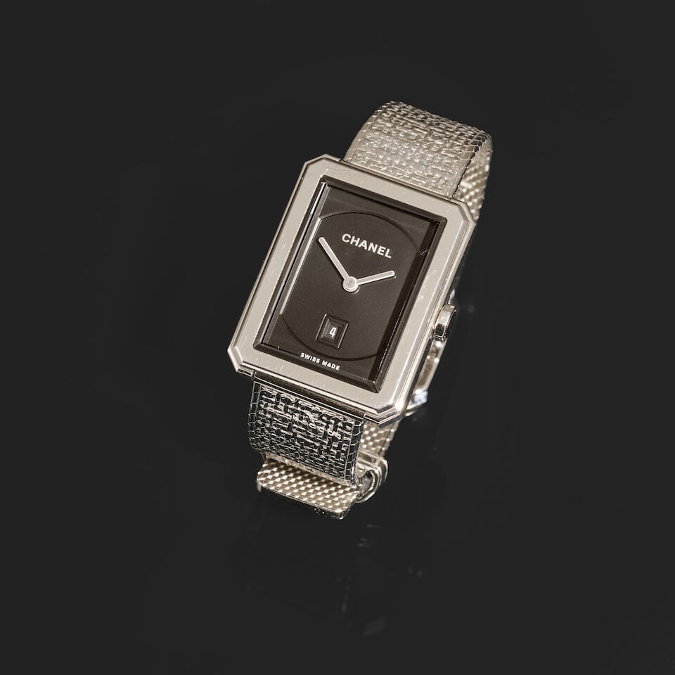 Chanel. Montre Boy Friend GM en acier à cadran noir. Chanel. Boy.Friend GM watch in steel ...: Chanel. Montre Boy Friend GM en acier à cadran noir. Chanel. Boy.Friend GM watch in steel with a black dial. Quartz Date. Boucle déployante siglée. Cadran/Dial: 27 X 35 mm. Diamètr