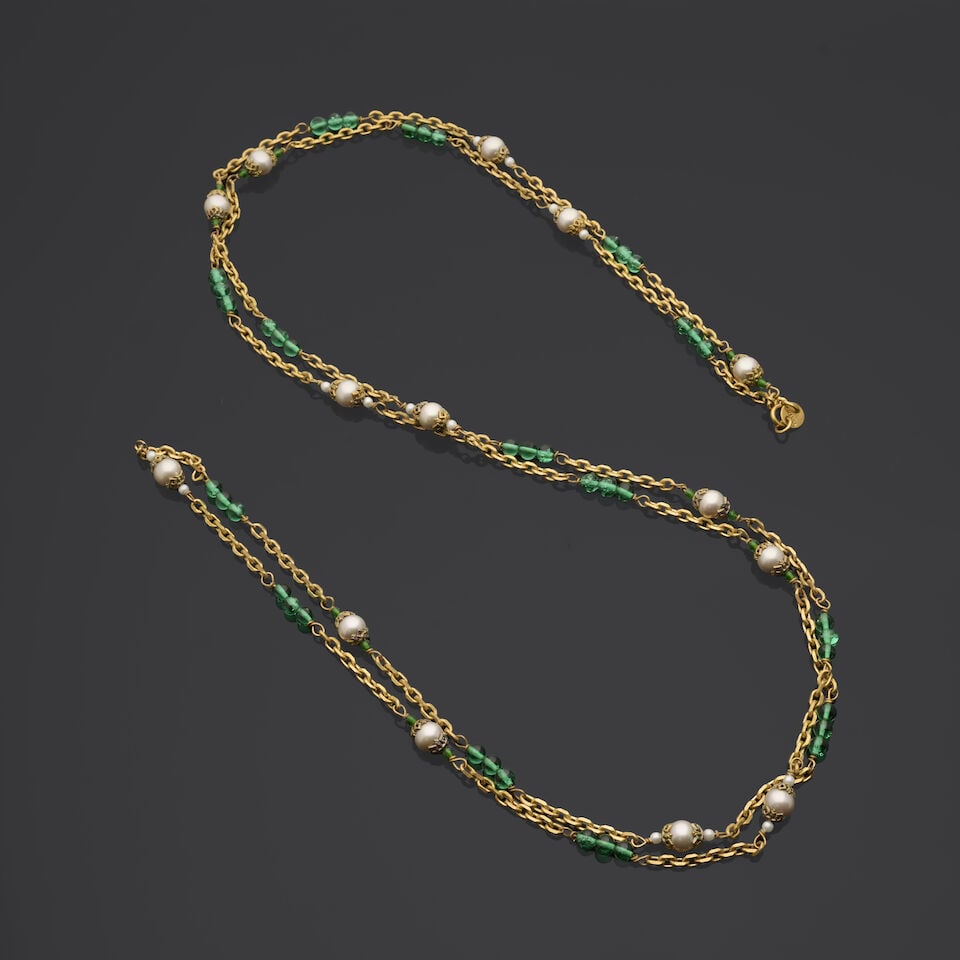 Chanel, circa 1983. Long sautoir chaine doré entrecoupée de perles vertes et perles d'... (1 of 2)