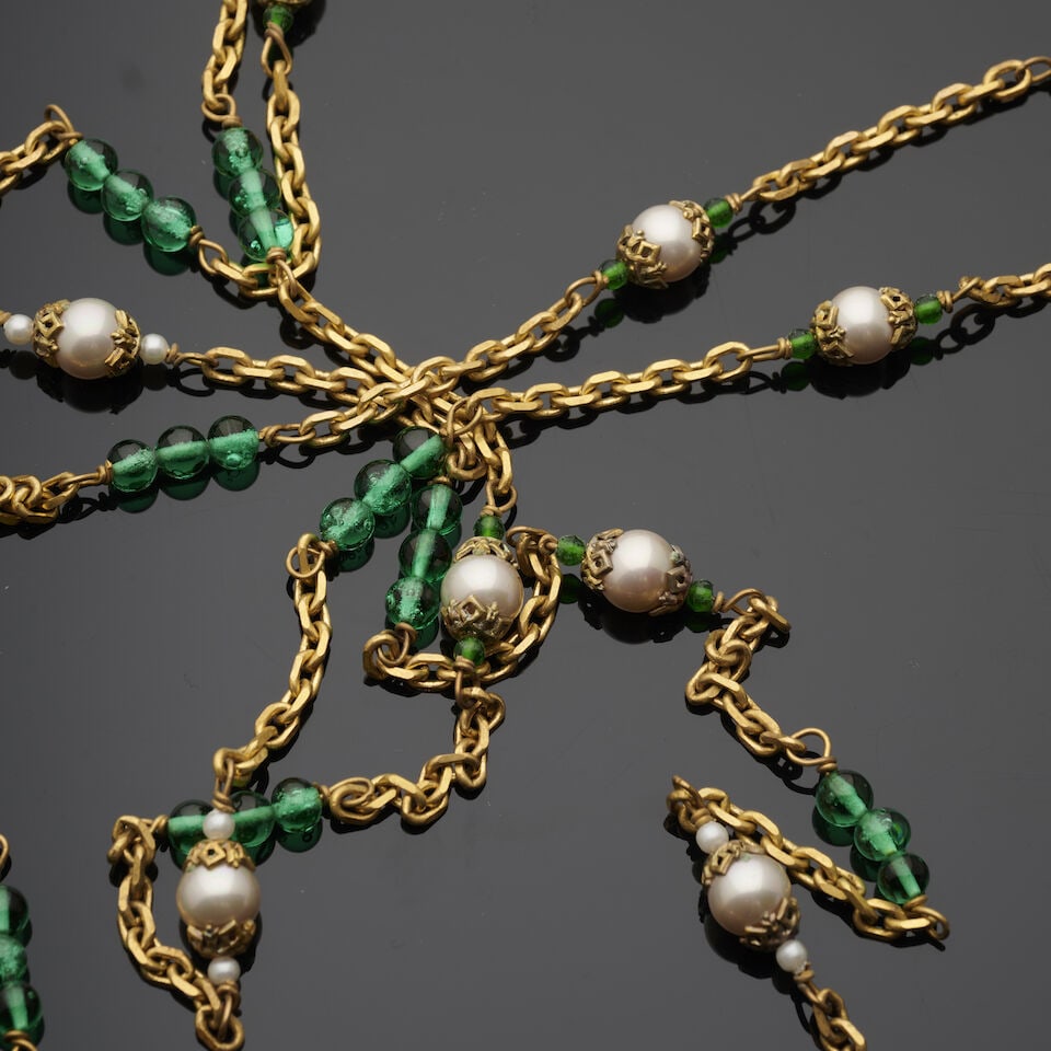 Chanel, circa 1983. Long sautoir chaine doré entrecoupée de perles vertes et perles d'... - 2