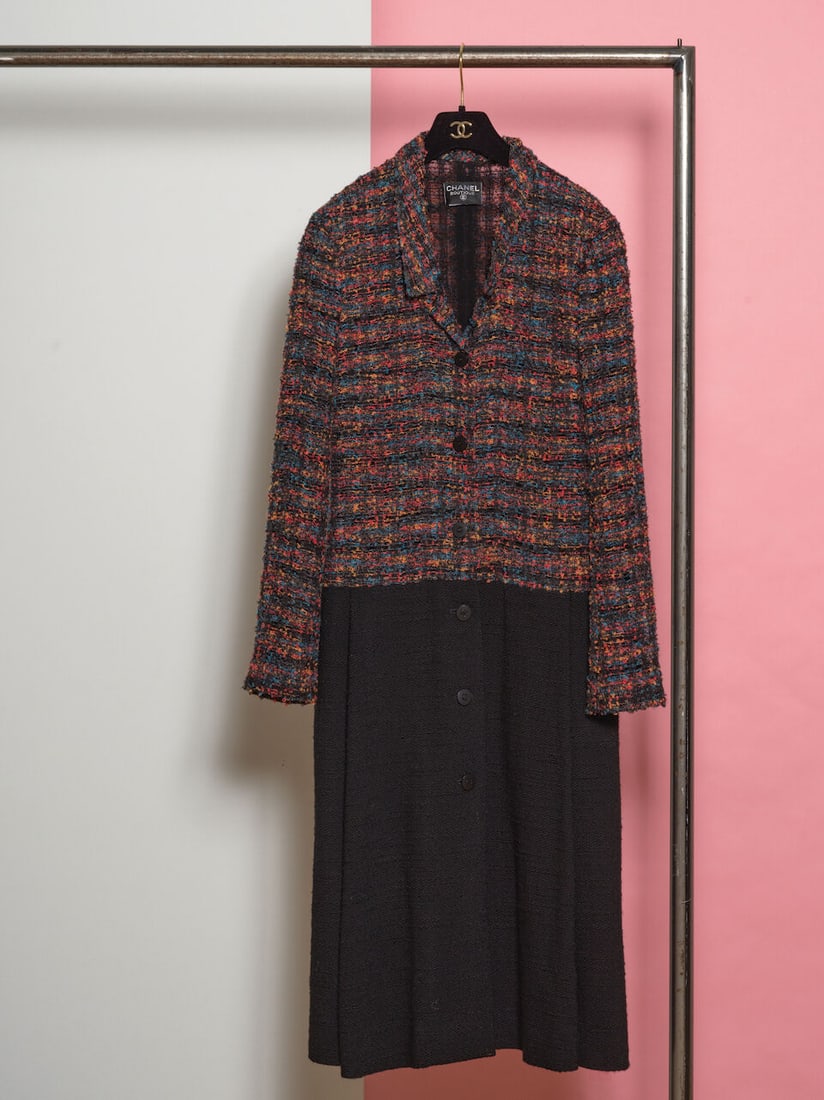 Chanel, collection Prêt-à-Porter, Automne/Hiver 1998. Manteau en tweed multicolore et ...: Chanel, collection Prêt-à-Porter, Automne/Hiver 1998. Manteau en tweed multicolore et lainage noir. Chanel, Ready-to-Wear collection, Autumn/Winter 1998. Coat in multicoloured tweed and