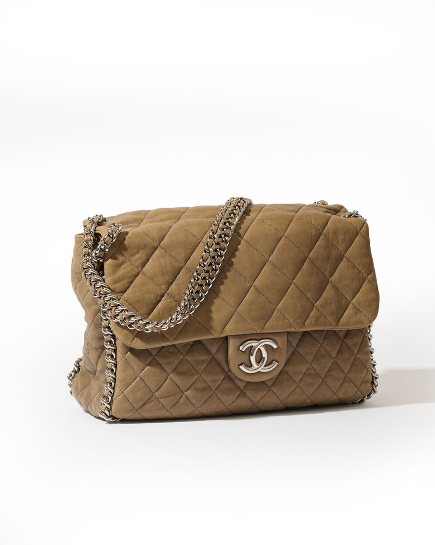 Chanel, année 2011. Sac Chain Around GM en veau matelassé kaki. Chanel, year 2011. Cha...: Chanel, année 2011. Sac Chain Around GM en veau matelassé kaki. Chanel, year 2011. Chain Around GM bag in khaki quilted calfskin. Fermeture aimantée sur rabat, anse d'épaule. Holog