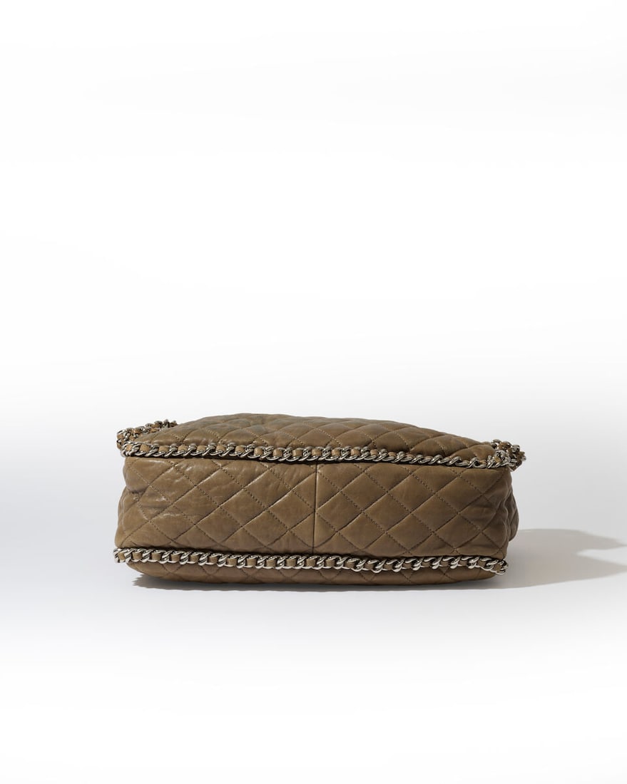 Chanel, année 2011. Sac Chain Around GM en veau matelassé kaki. Chanel, year 2011. Cha... - 2