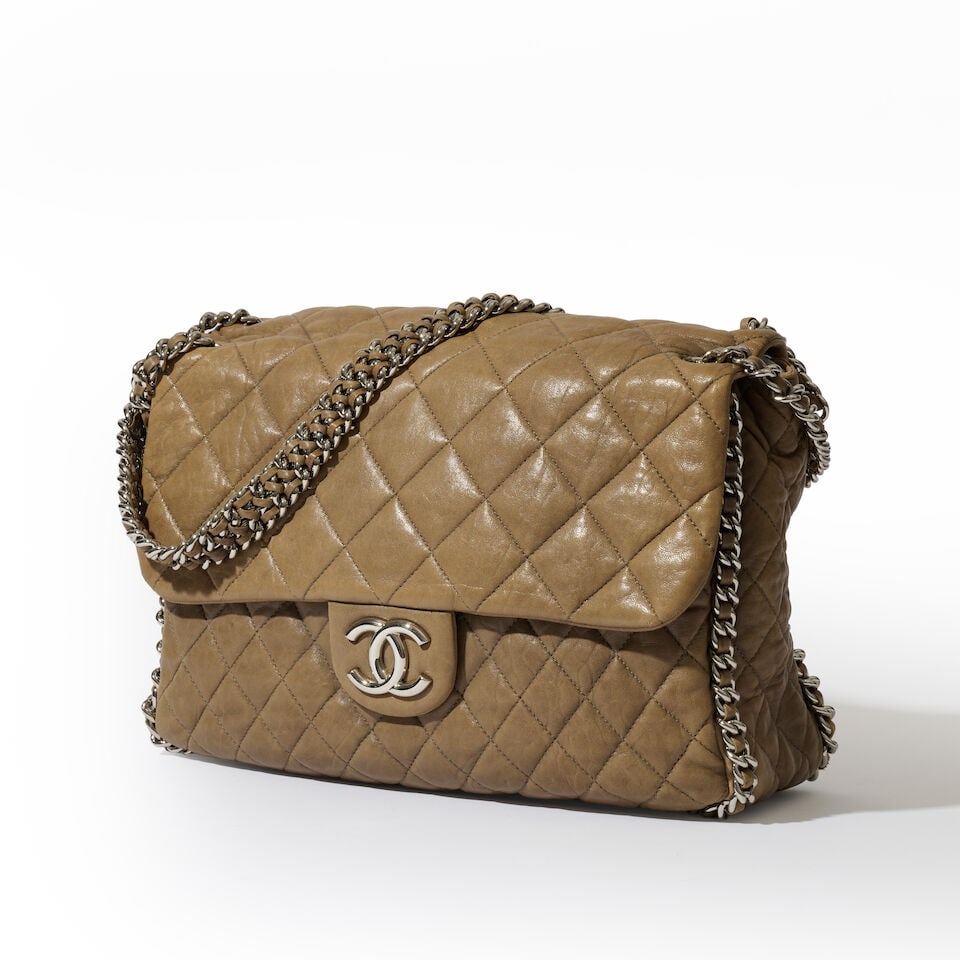 Chanel, année 2011. Sac Chain Around GM en veau matelassé kaki. Chanel, year 2011. Cha... - 4