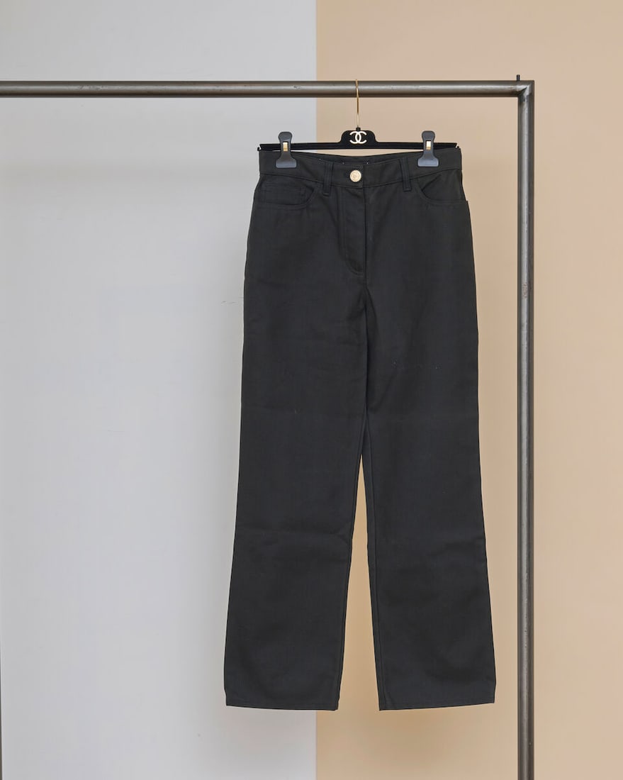 Chanel, collection Croisière 'Coco' 2020. Pantalon droit en coton noir rigide. Chanel, 'Coc...: Chanel, collection Croisière 'Coco' 2020. Pantalon droit en coton noir rigide. Chanel, 'Coco' Cruise 2020 collection. Straight-leg trousers in rigid black cotton. Directrice artistique: Virginie 