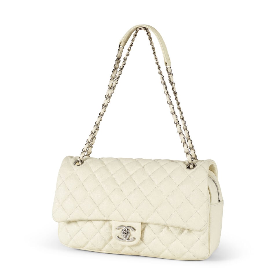 Chanel, année 2015. Sac Classique long 32 en veau caviar coquille d'oeuf, double anse cha&#...: Chanel, année 2015. Sac Classique long 32 en veau caviar coquille d'oeuf, double anse chaîne. Chanel, year 2015. Classic long bag in eggshell caviar calfskin, double chain handle. Directeur 