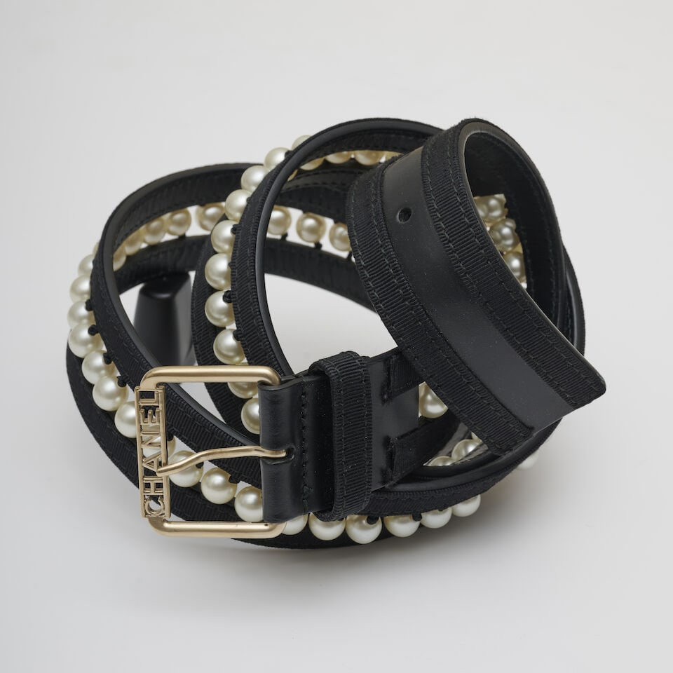Chanel, Automne/Hiver 2017. Ceinture milleraie à perles d'imitation. Chanel, Autumn/Winter...: Chanel, Automne/Hiver 2017. Ceinture milleraie à perles d'imitation. Chanel, Autumn/Winter 2017. Belt with fine ribbing and faux pearls. Directeur artistique: Karl Lagerfeld. Taille indiquée