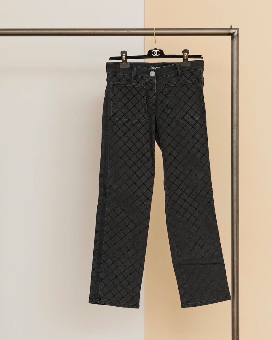 Chanel, collection Prêt à Porter, Automne-Hiver 2017. Jean en denim noir à croisi...: Chanel, collection Prêt à Porter, Automne-Hiver 2017. Jean en denim noir à croisillons en velours. Chanel, Fall-Winter 2017 Ready-to-Wear collection. Black denim jeans with velvet cross