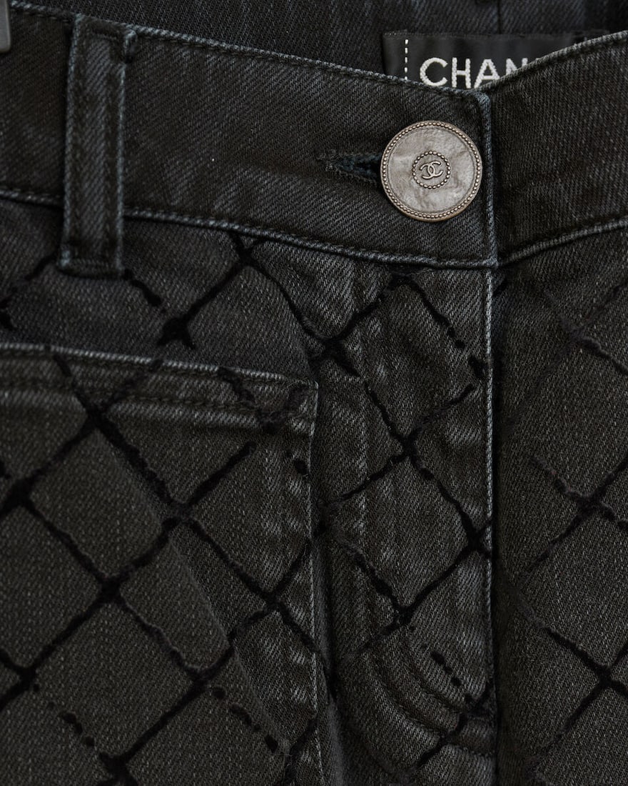 Chanel, collection Prêt à Porter, Automne-Hiver 2017. Jean en denim noir à croisi... - 2