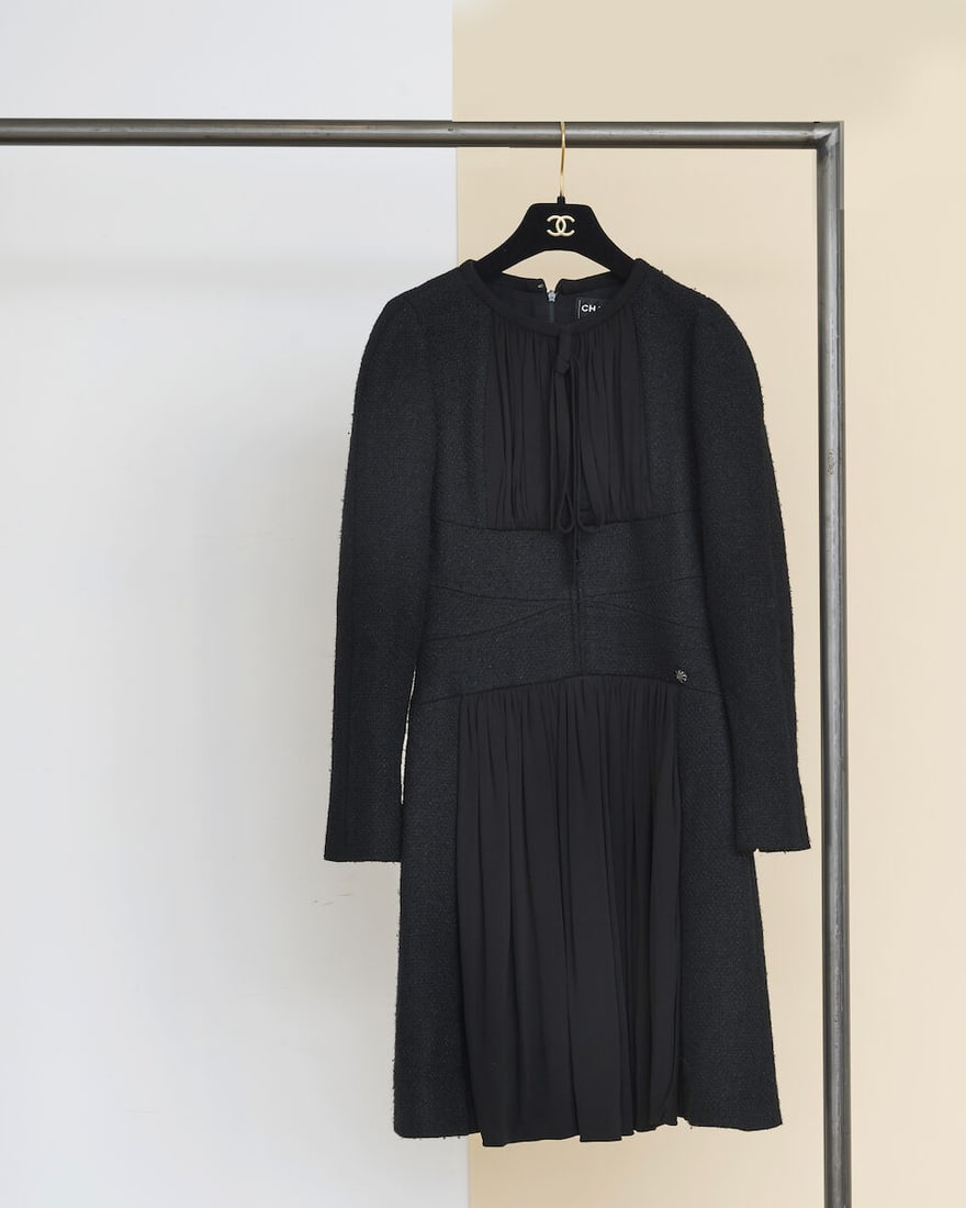 Chanel, collection Prêt-à-Porter, Automne/Hiver 2016. Robe en tweed lurex noir agr...: Chanel, collection Prêt-à-Porter, Automne/Hiver 2016. Robe en tweed lurex noir agrémenté de jersey plissé. Chanel, Fall/Winter 2016 Ready-to-Wear collection. Black Lurex tweed