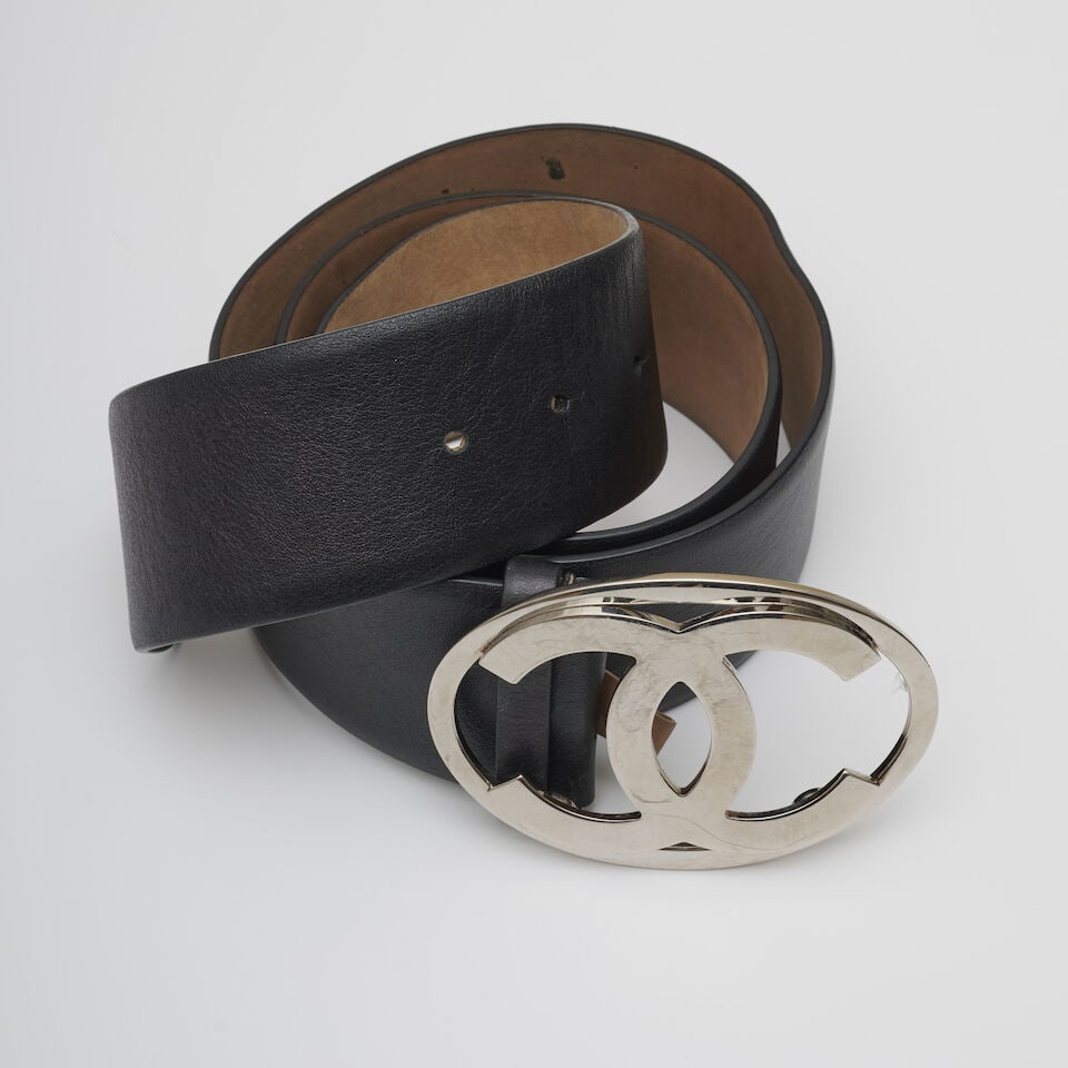 Chanel, année 2000. Ceinture large en cuir noir et boucle ronde CC. Chanel, year 2000. Wide...: Chanel, année 2000. Ceinture large en cuir noir et boucle ronde CC. Chanel, year 2000. Wide black leather belt with a round CC buckle. Directeur artistique: Karl Lagerfeld. Taille indiquée/S