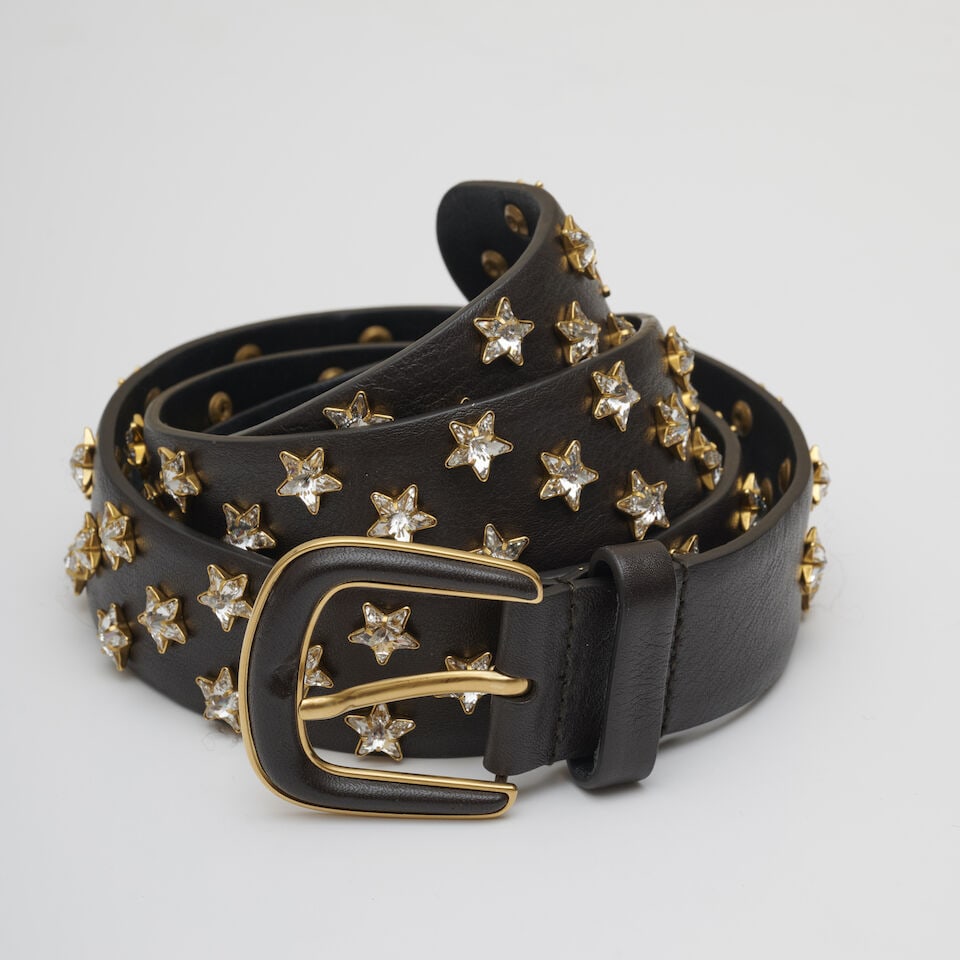 Chanel, Croisière 'Paris - Cuba' 2017. Ceinture en cuir chocolat rehaussée d'étoi...: Chanel, Croisière 'Paris - Cuba' 2017. Ceinture en cuir chocolat rehaussée d'étoiles dorées, strassées. Chanel, 'Paris-Cuba' Cruise 2017. Chocolate leather belt embellished