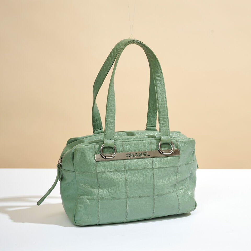 Chanel, 2004. Sac en veau caviar vert d'eau à maxi surpiqures Chocobar. Chanel, 2004. Seafo...: Chanel, 2004. Sac en veau caviar vert d'eau à maxi surpiqures Chocobar. Chanel, 2004. Seafoam green Caviar calfskin bag with maxi Chocobar stitching. Directeur artistique: Karl