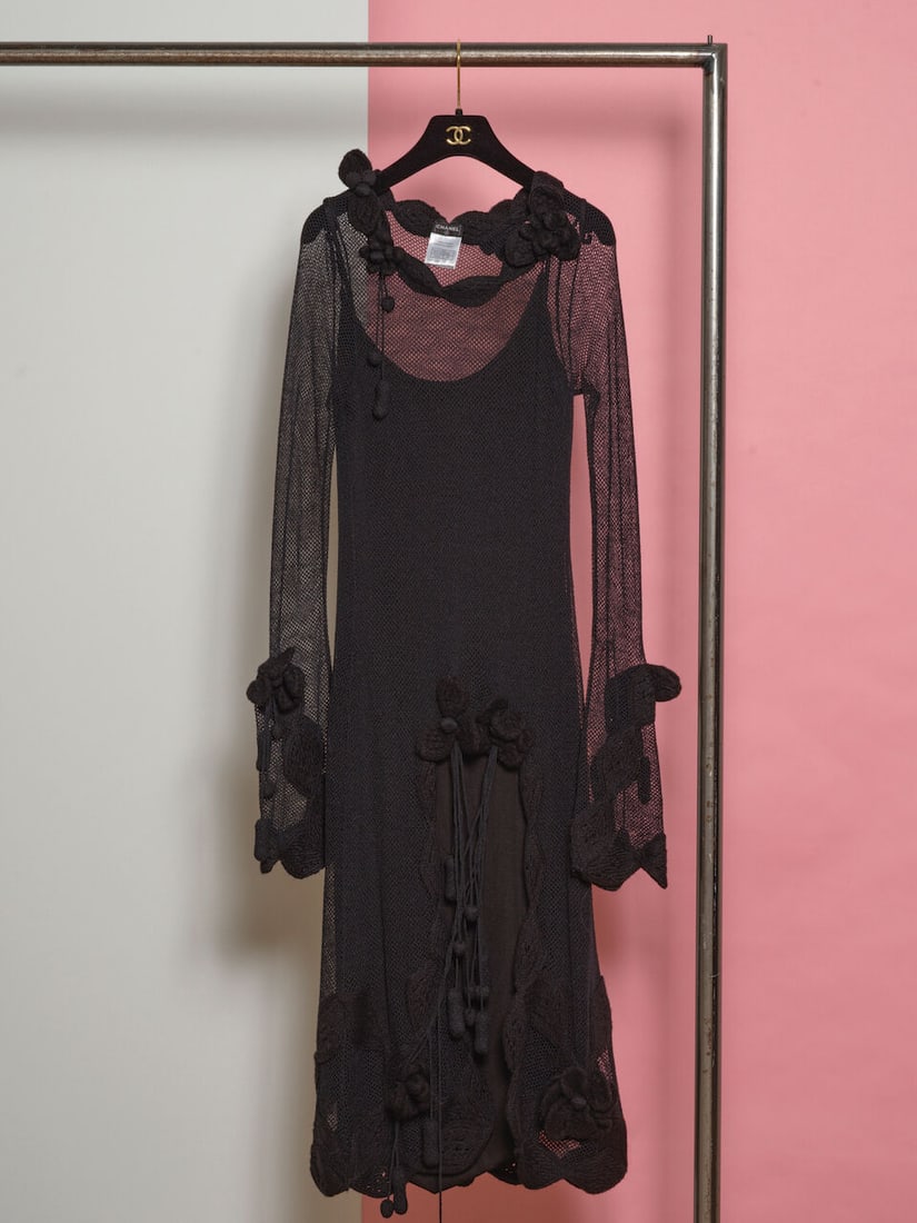 Chanel, collection Prêt-à-Porter, Automne/Hiver 2007. Robe noire en maille cousu de fl...: Chanel, collection Prêt-à-Porter, Automne/Hiver 2007. Robe noire en maille cousu de fleurs.. Chanel, Ready-to-Wear collection, Autumn/Winter 2007. Black knit dress embroidered with