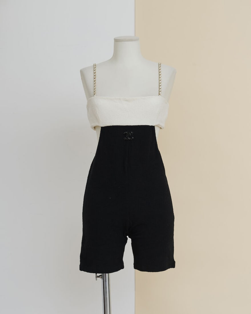 Chanel Sample, collection Prêt à Porter, Printemps/Eté 2022. Combi-short en coton...: Chanel Sample, collection Prêt à Porter, Printemps/Eté 2022. Combi-short en coton éponge noir et blanc à bretelles entrelacées de cuir. Chanel sample, Spring/Summer 2022