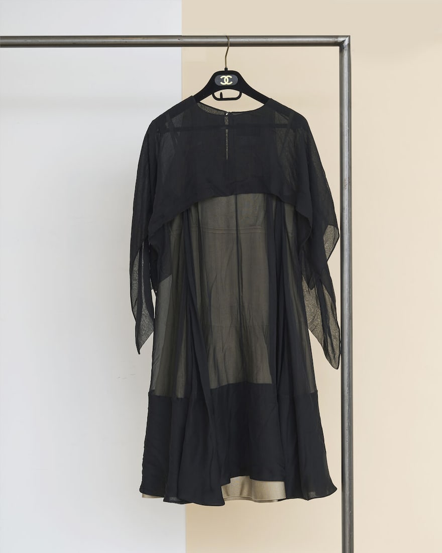 Chanel, collection Prêt-à-Porter, Automne/Hiver 2015. Robe stretch sable à sur ro...: Chanel, collection Prêt-à-Porter, Automne/Hiver 2015. Robe stretch sable à sur robe en mousseline noire. Chanel, Autumn/Winter 2015 Ready-to-Wear collection. Sand-colored stretch dress