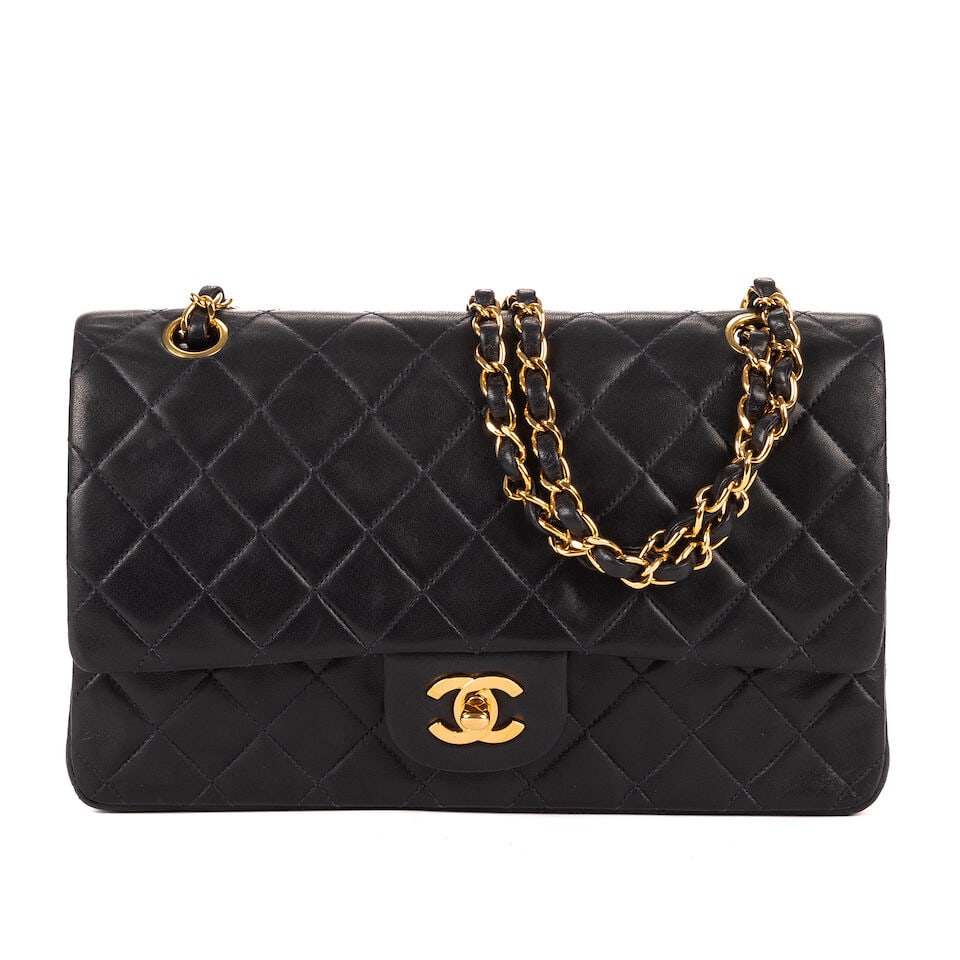 Chanel, circa 1994. Sac Classique double rabat en cuir marine matelassé. Chanel, circa 1994...: Chanel, circa 1994. Sac Classique double rabat en cuir marine matelassé. Chanel, circa 1994. Classic double-flap bag in quilted navy leather. Fermoir logo doré sur rabat, double anse