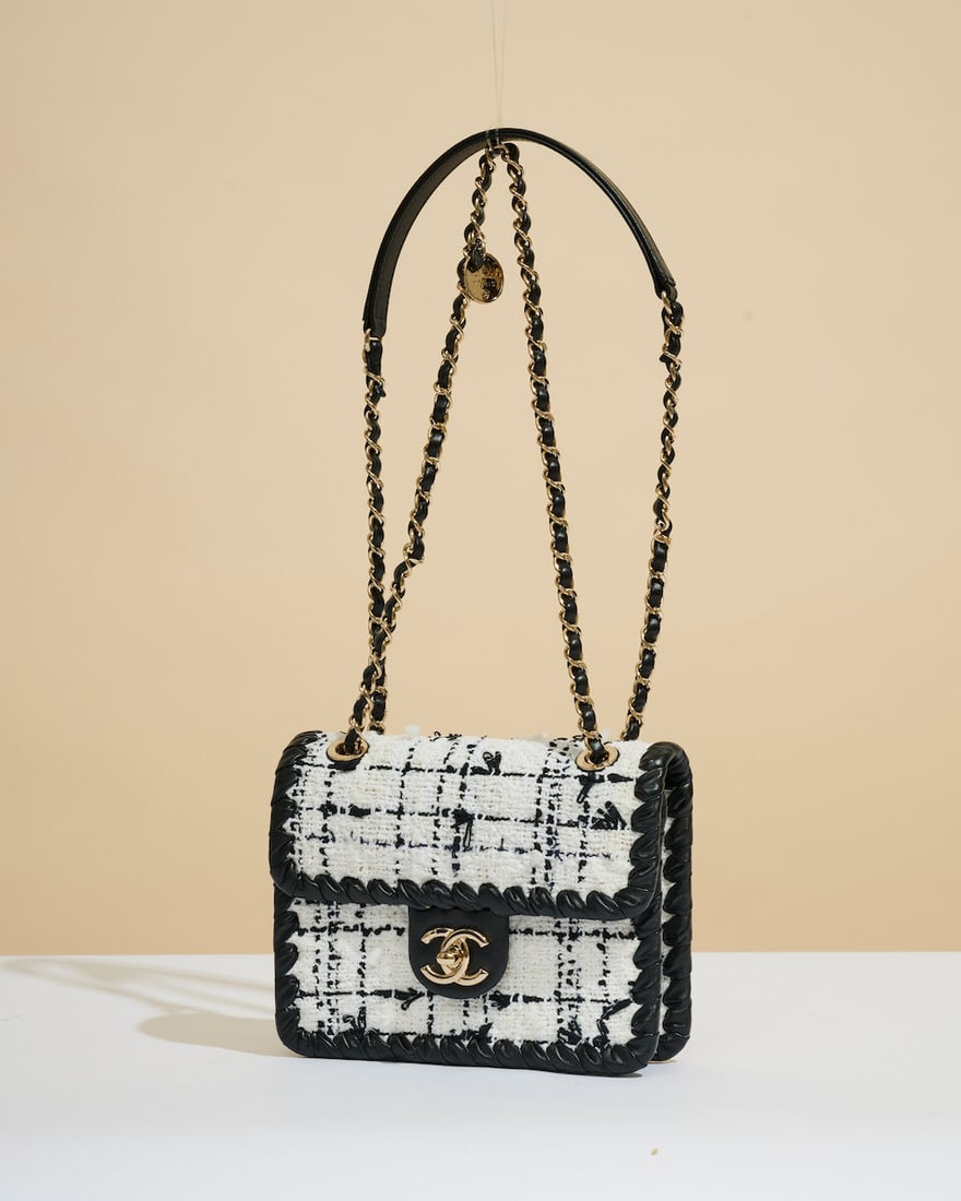 Chanel, après 2022. Sac en tweed écru, blanc et noir et cuir agneau tressé noir. ...: Chanel, après 2022. Sac en tweed écru, blanc et noir et cuir agneau tressé noir. Chanel, post-2022. Bag in ecru, white, and black tweed and black woven lambskin. Directrice artistique: 