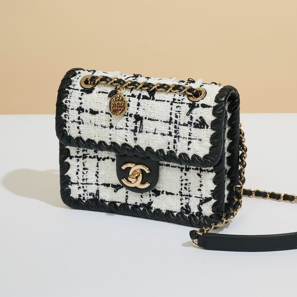 Chanel, après 2022. Sac en tweed écru, blanc et noir et cuir agneau tressé noir. ... - 2