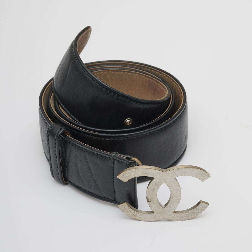 Chanel, année 2012. Ceinture en cuir vieilli noir à boucle CC vieilli. Chanel, 2012. B... (1 of 1)