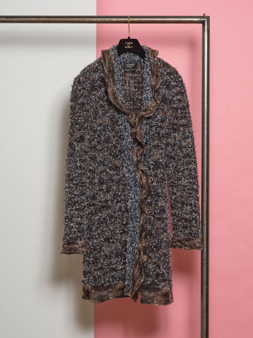 Chanel, collection Prêt-à-Porter, Automne/Hiver 1997. Veste longue en tweed effiloch&#...: Chanel, collection Prêt-à-Porter, Automne/Hiver 1997. Veste longue en tweed effiloché dans les tons bleus et bruns. Chanel, Ready-to-Wear collection, Autumn/Winter 1997. Long jacket in