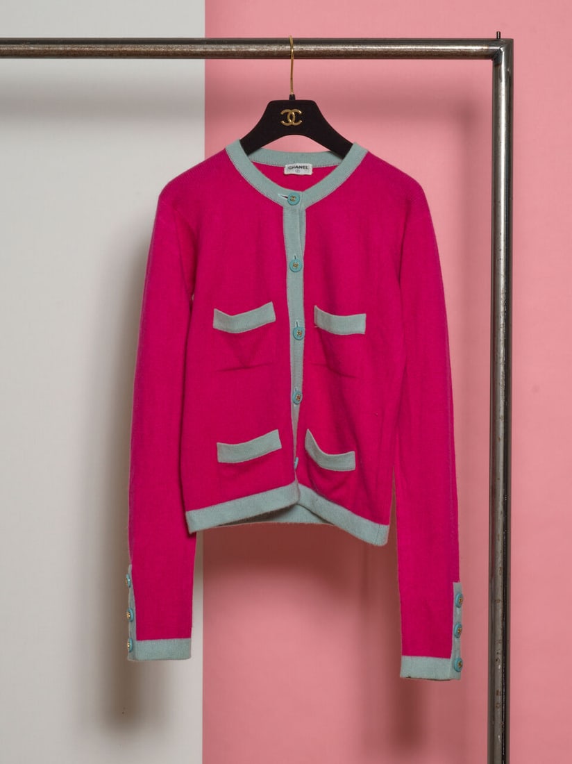 Chanel, fin des années 1990. Cardigan en cachemire rose gansé bleu-ciel. Chanel, late ... (1 of 1)