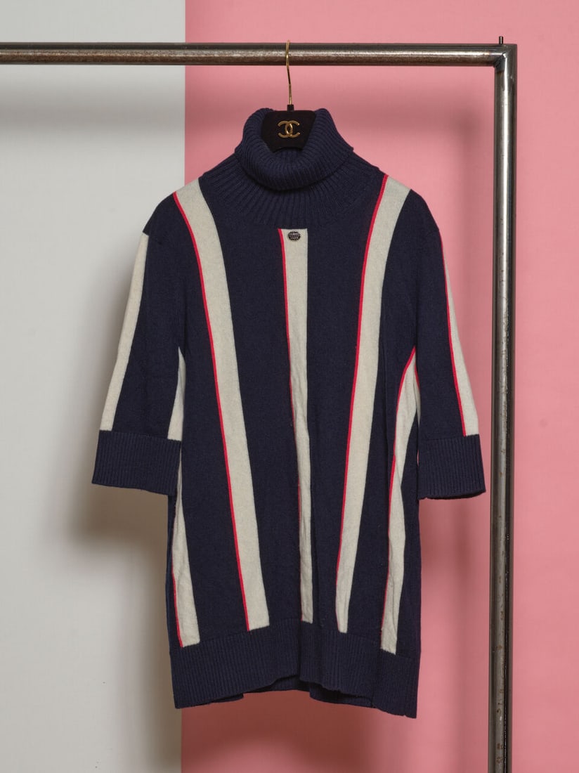 Chanel, collection Pre-Fall 'Paris-Rome' 2016. Pull à manches courtes en cachemire rayé...: Chanel, collection Pre-Fall 'Paris-Rome' 2016. Pull à manches courtes en cachemire rayé marine, écru et rouge. Chanel, Pre-Fall 'Paris-Rome' 2016 collection. Short-sleeved cashmere