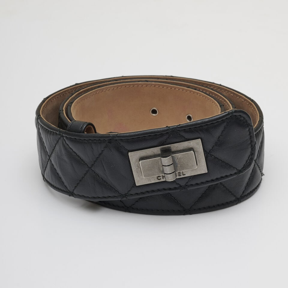 Chanel, Printemps/Eté 2010. Ceinture en cuir matelassé noir à boucle 2.55. Chanel... (1 of 2)