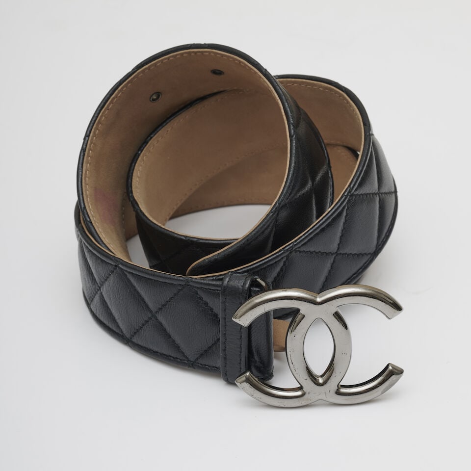 Chanel, Croisière 'Paris - Versailles' 2013. Ceinture en cuir matelassé noir à bo...: Chanel, Croisière 'Paris - Versailles' 2013. Ceinture en cuir matelassé noir à boucle CC. Chanel, 'Paris - Versailles' Cruise 2013. Black quilted leather belt with CC buckle. Directeur