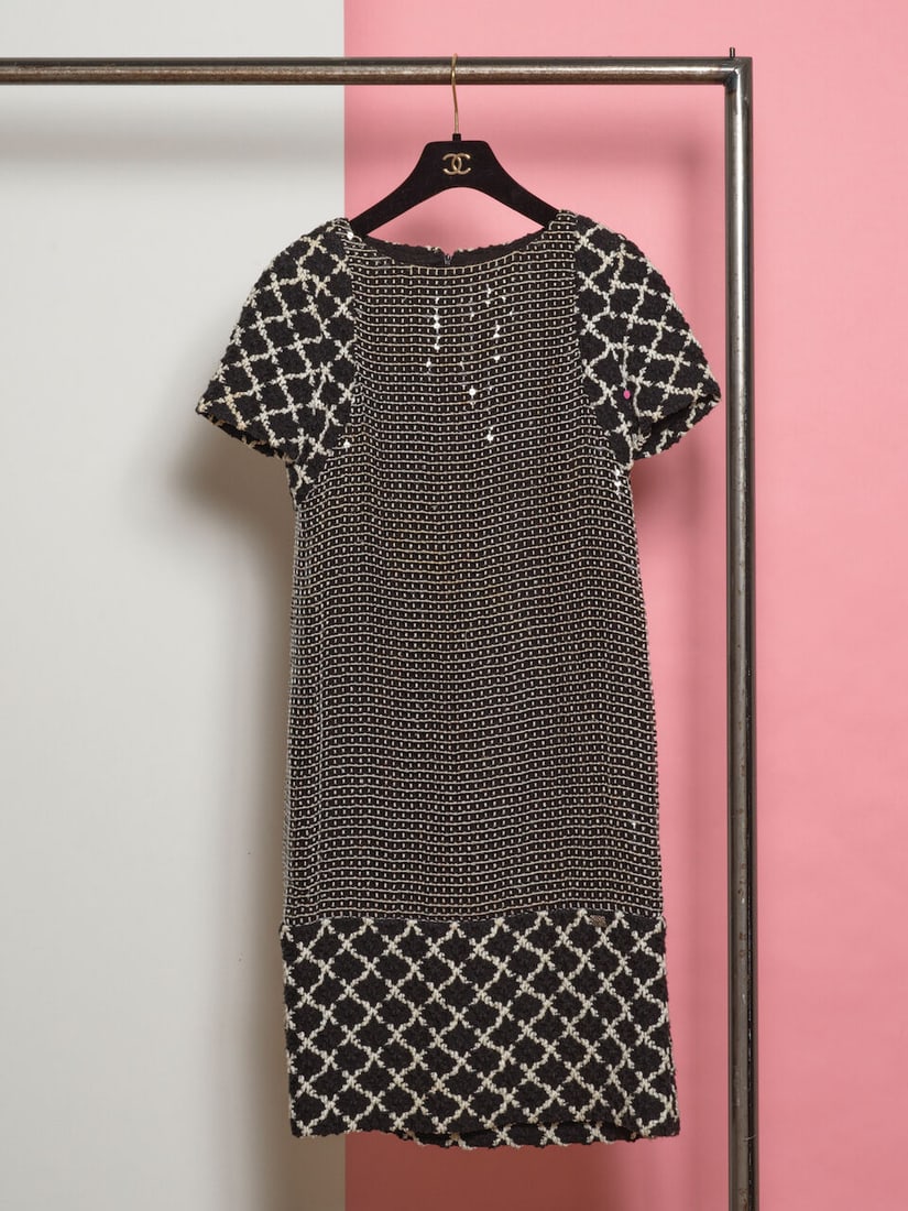 Chanel, collection Prêt à Porter, Printemps/Eté 2009. Robe à sequins et twee...: Chanel, collection Prêt à Porter, Printemps/Eté 2009. Robe à sequins et tweed noir et blanc à croisillons. Chanel, Ready-to-Wear collection, Spring/Summer 2009. Black and whit