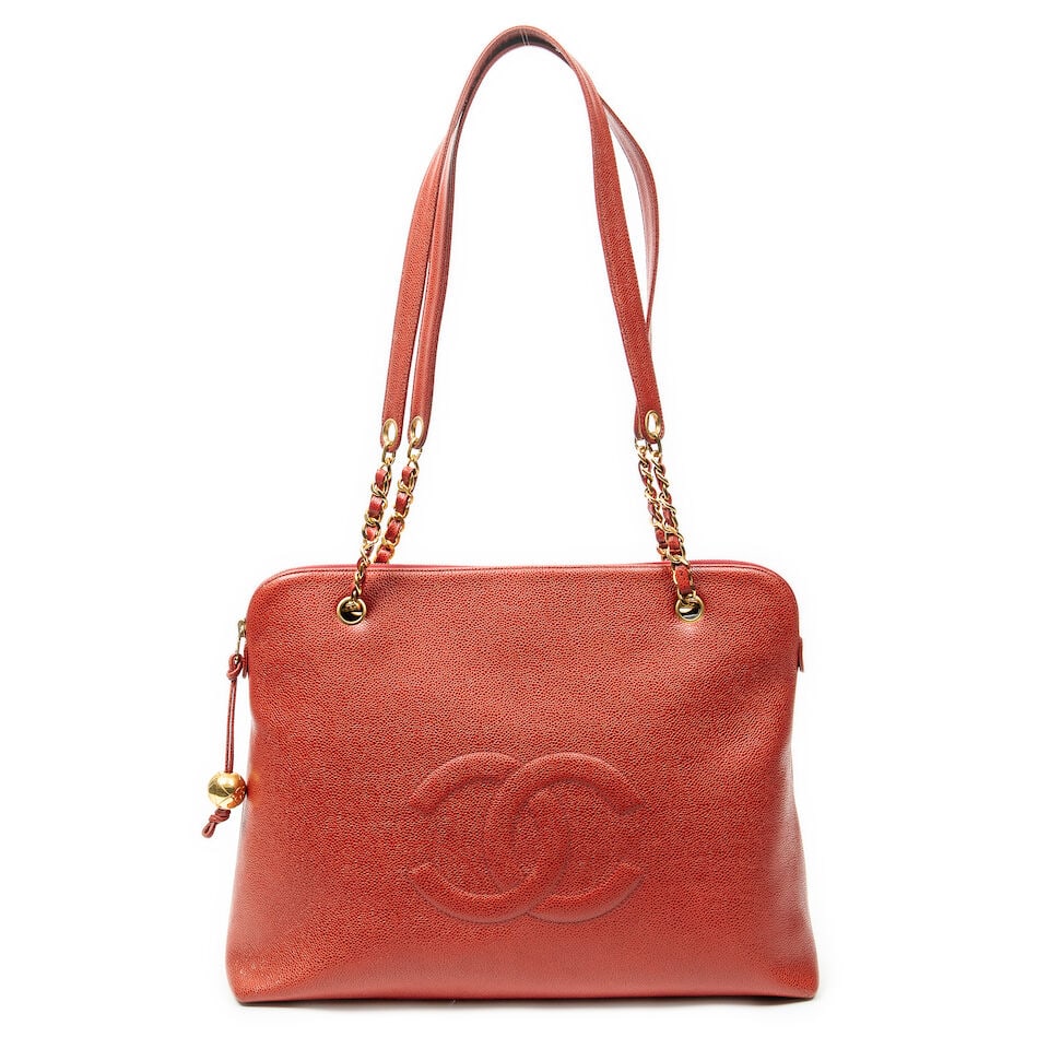Chanel, circa 1994. Sac Dome en cuir caviar rouge. Chanel, circa 1994. Red caviar leather Dome h...: Chanel, circa 1994. Sac Dome en cuir caviar rouge. Chanel, circa 1994. Red caviar leather Dome handbag. Logo surpiqué, fermeture zippée, double anse chaîne et cuir. Hologramme et carte