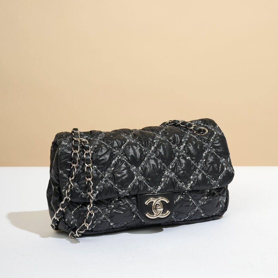 Chanel, année 2011. Sac Classique Long en nylon matelassé irisé noir. Chanel, yea...: Chanel, année 2011. Sac Classique Long en nylon matelassé irisé noir. Chanel, year 2011. Classic Long bag in iridescent black quilted nylon. Directeur artistique: Karl