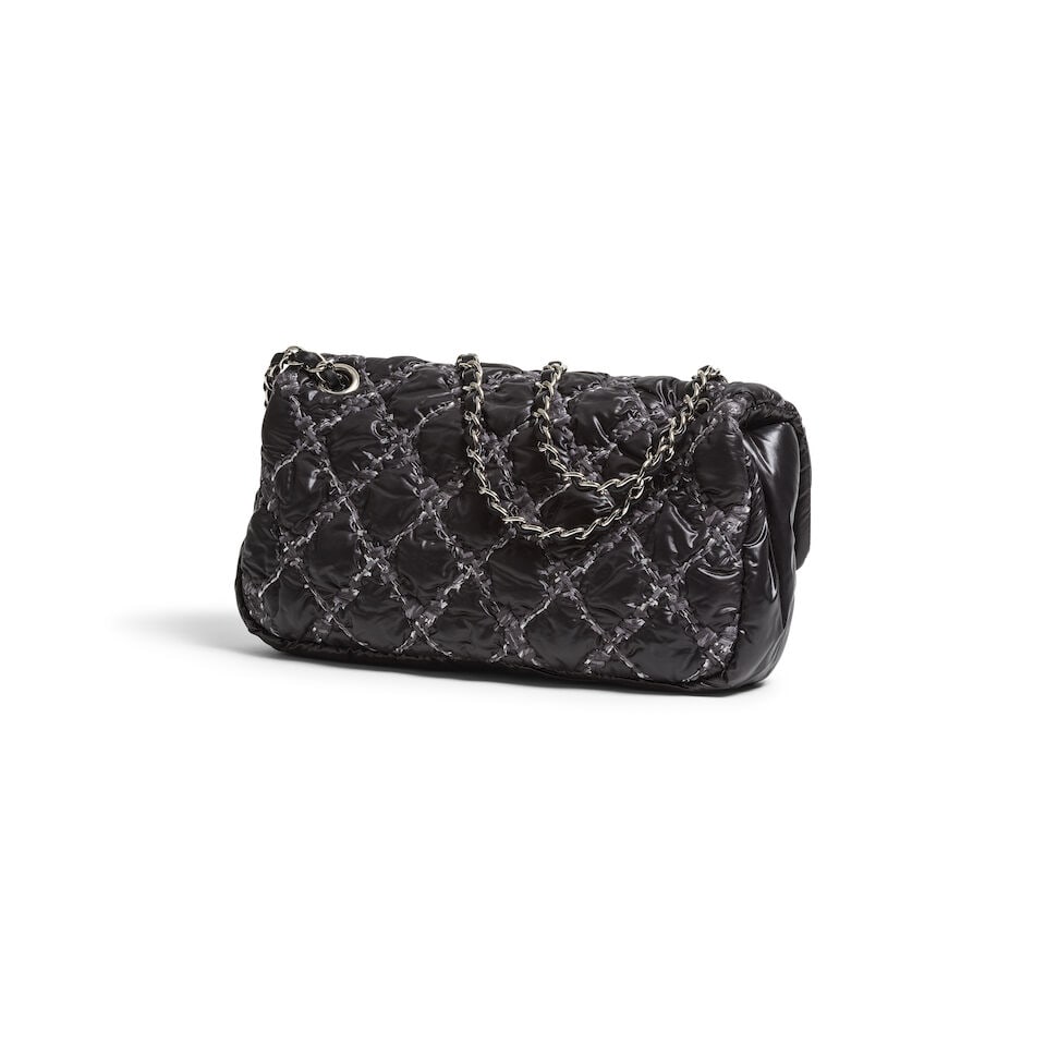 Chanel, année 2011. Sac Classique Long en nylon matelassé irisé noir. Chanel, yea... - 2