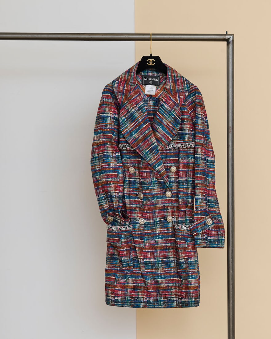 Chanel, collection Prêt à Porter, Printemps/Eté 2014. Trench en nylon imprimé...: Chanel, collection Prêt à Porter, Printemps/Eté 2014. Trench en nylon imprimé façon tweed rouge, bleu. Chanel, Spring/Summer 2014 Ready-to-Wear collection. Nylon trench coat p