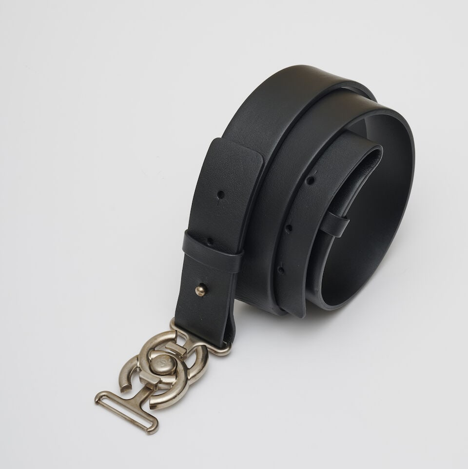 Chanel, année 2015. Ceinture en cuir noir à boucle façon fermoir de sac. Chanel, ... - 2
