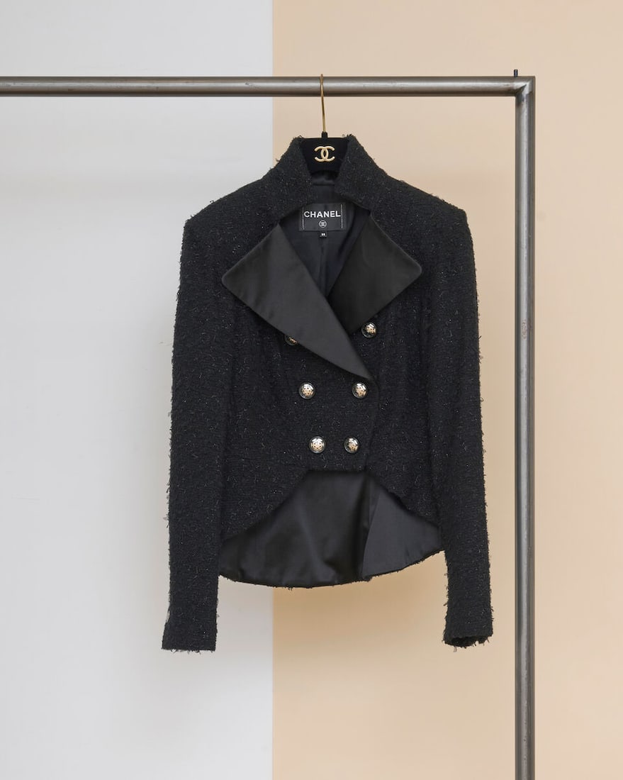 Chanel, collection Prêt à Porter, Automne/Hiver 2019. Veste courte façon queue-de...: Chanel, collection Prêt à Porter, Automne/Hiver 2019. Veste courte façon queue-de-pie en tweed, maille et lurex noir. Chanel, Fall/Winter 2019 Ready-to-Wear collection. Short tailcoat-s