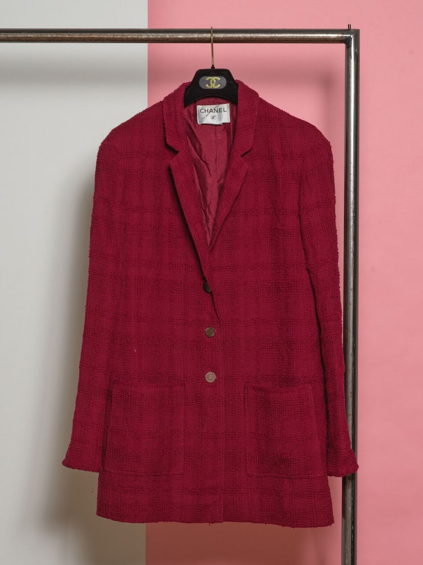 Chanel, collection Prêt à Porter, Automne/Hiver 1998. Veste longue en lainage surbrod&...: Chanel, collection Prêt à Porter, Automne/Hiver 1998. Veste longue en lainage surbrodé de carreaux framboise. Chanel, Ready-to-Wear collection, Autumn/Winter 1998. Long wool jacket