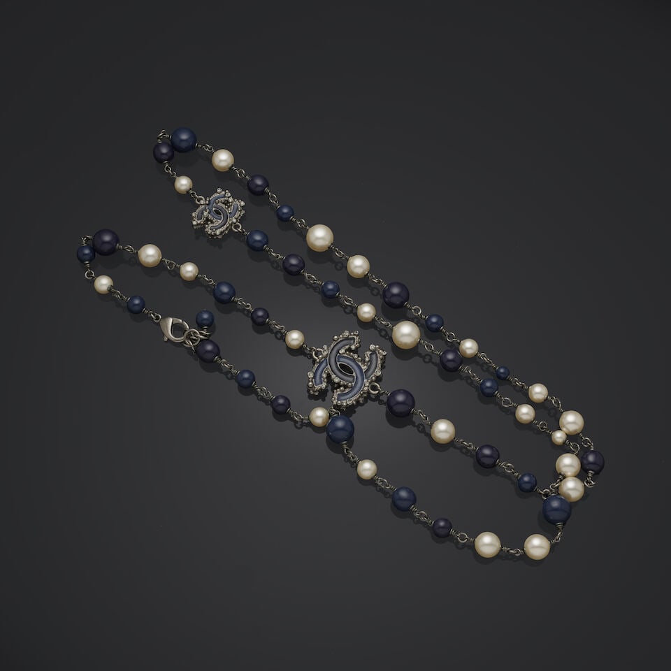 Chanel, Automne/Hiver 2012. Sautoir de perles d'imitation marines et blanches. Chanel, Autumn/Wi...: Chanel, Automne/Hiver 2012. Sautoir de perles d'imitation marines et blanches. Chanel, Autumn/Winter 2012. Sautoir necklace with navy and white faux pearls. Directeur artistique: Karl